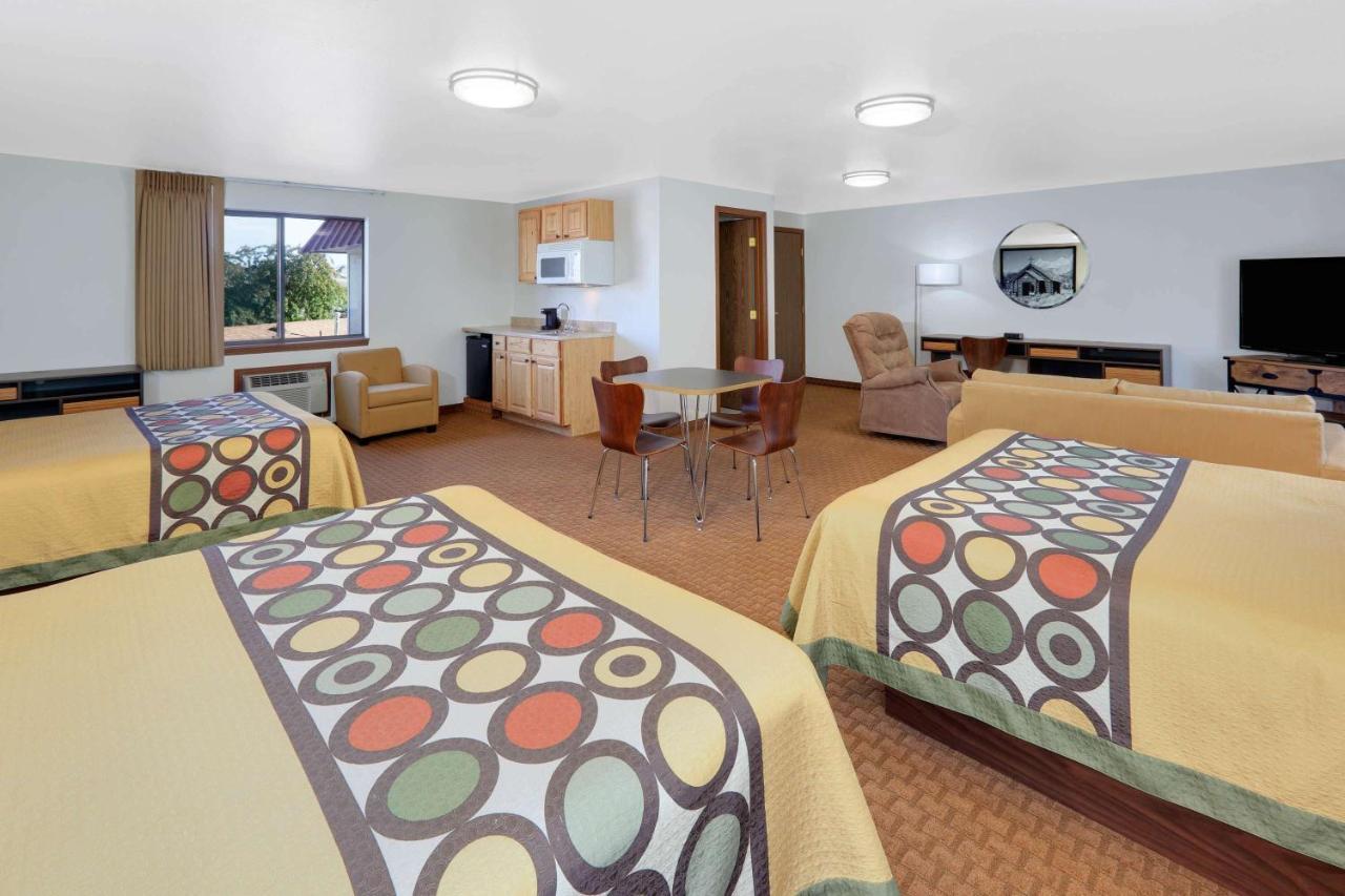 Hotel Super 8 By Wyndham Cody Exterior foto
